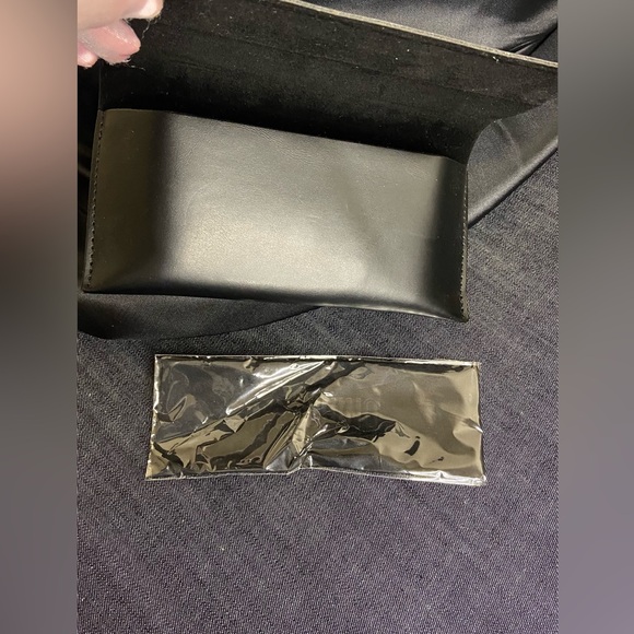 MOSHINO-CASE - Picture 2 of 2